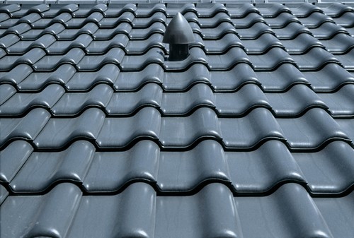 Ceramiczne kominki wentylacyjne i odpowietrzające niezbędny element dachu